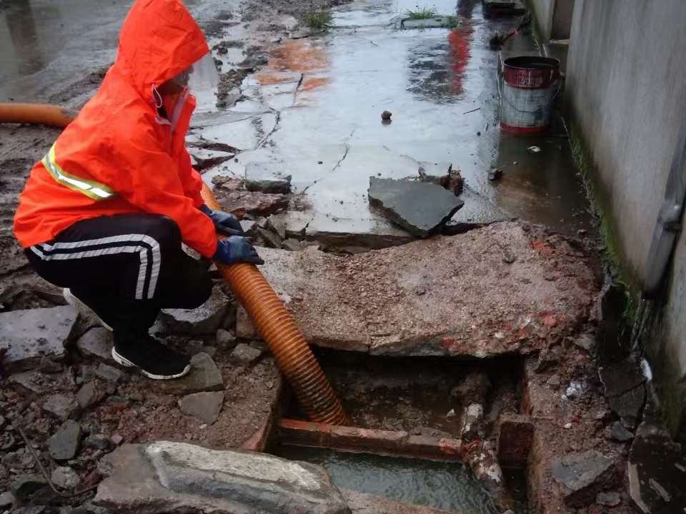 友好专业清理污水池 炜誉市政以规范流程守护城市 “肠道”