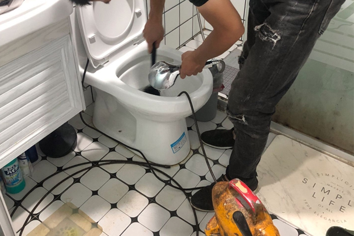 友好马桶堵塞自己疏通还是找师傅？专业上门服务让你省时更省心