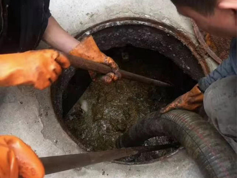 友好清理化粪池时如何避免沼气的危害？